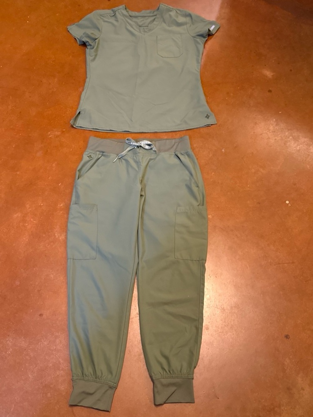 Women's Olive Green Cargo Med Couture Scrubs; size: small